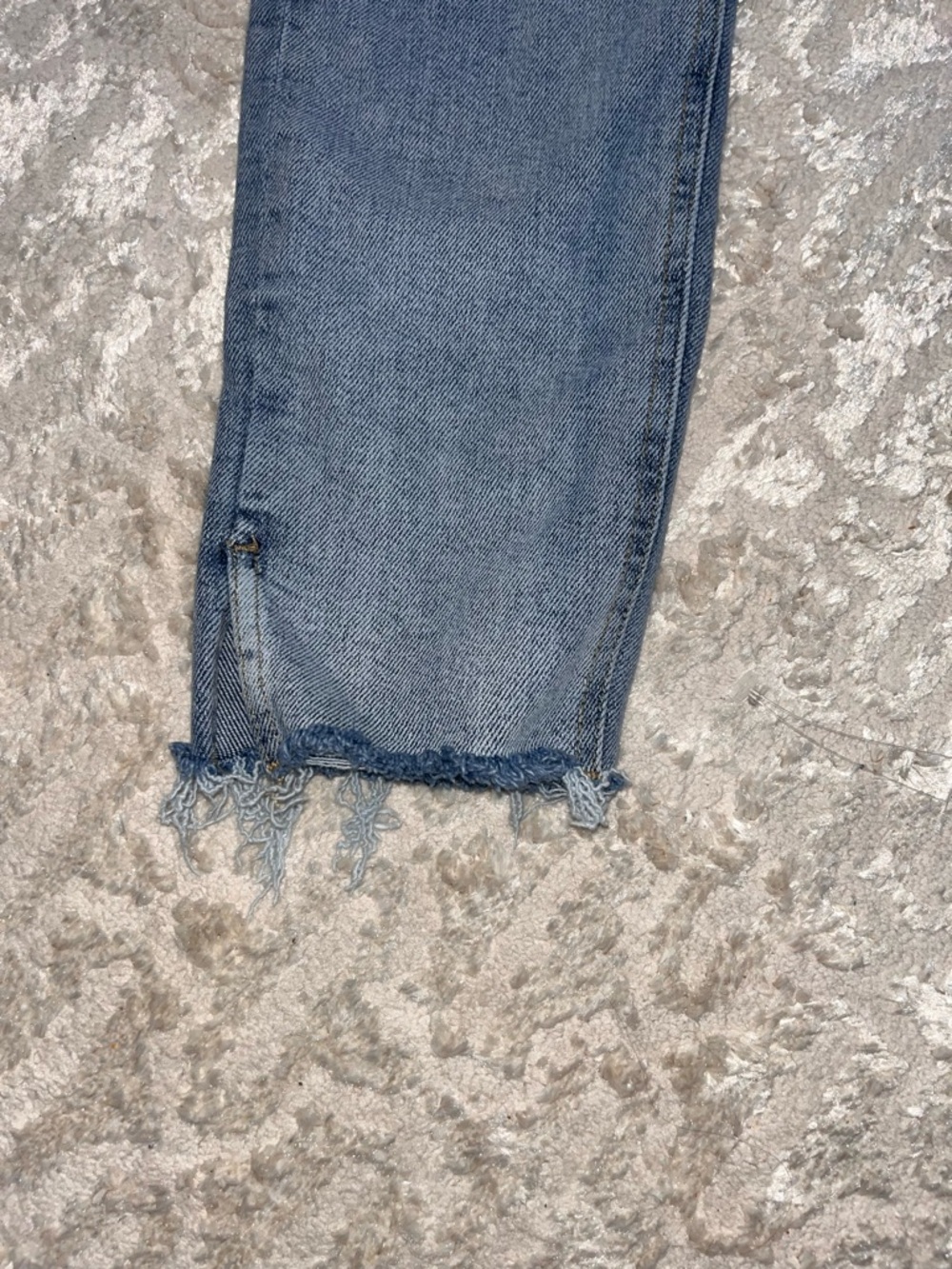 Kensie Women's Blue Skinny Jeans with Raw Hem size 8 - Picture 4 of 5